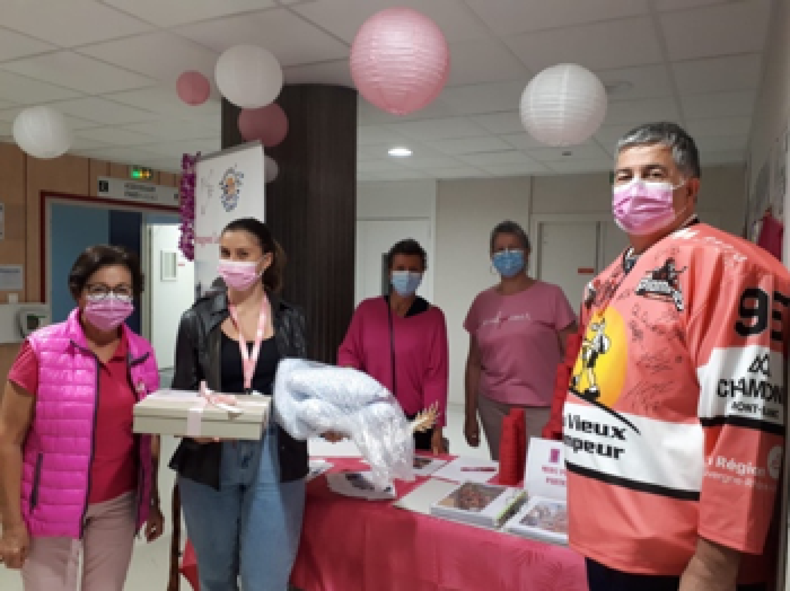 Remise des bonnets et coussins à l'Hôpital de Thonon